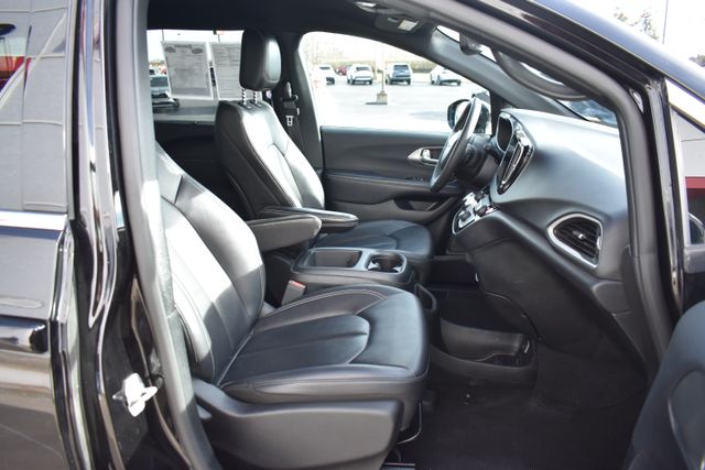 Used 2025 Chrysler Pacifica Van