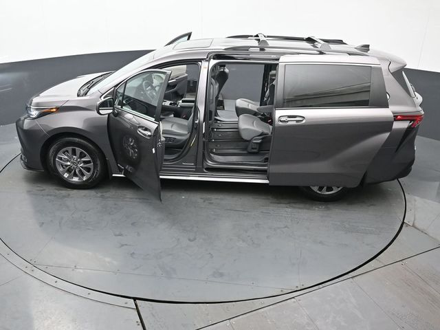 2021 Toyota Sienna XLE 41