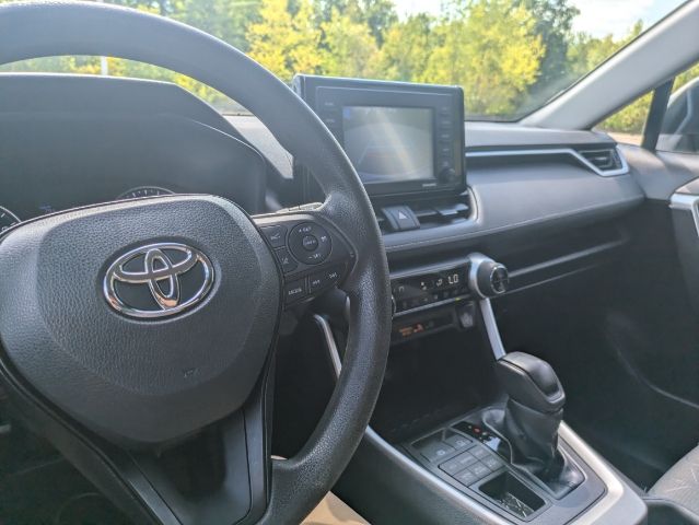 2022 Toyota RAV4 XLE 32