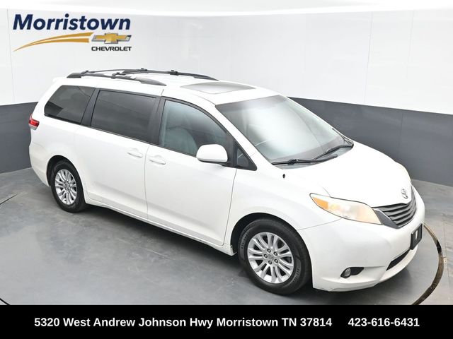 Super White 2012 Toyota Sienna Minivan 6-Speed Automatic Overdrive