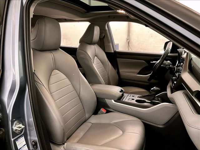 2020 Toyota Highlander XLE Silver at Bob Ruth Ford