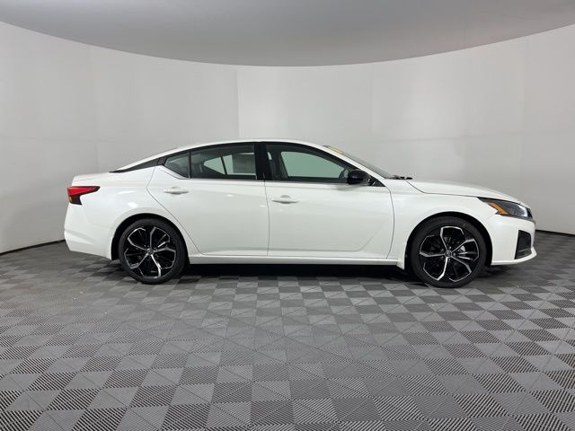2025 Pearl White Tricoat Nissan Altima 2.5 SR FWD Sedan