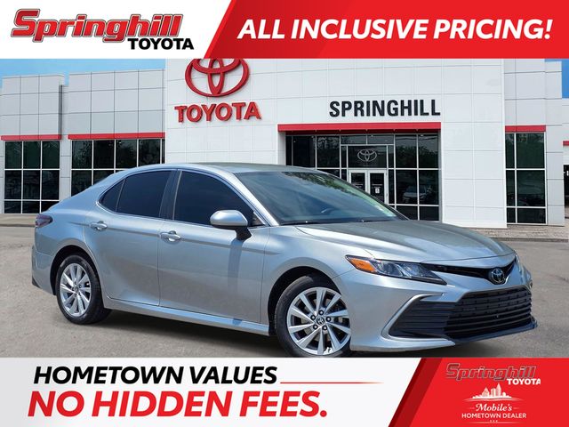 2022 Toyota Camry LE's photo