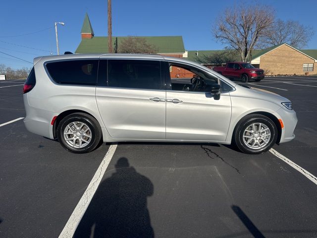 New 2026 Silver Chrysler Select image 8