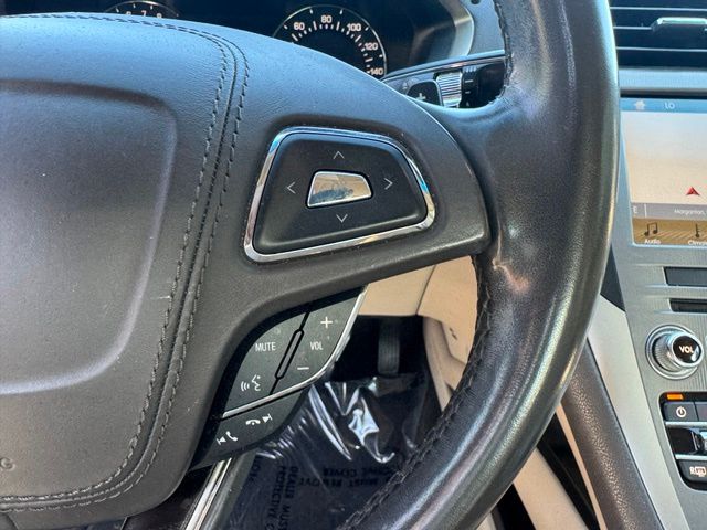 Used 2017 White Lincoln Reserve image 19
