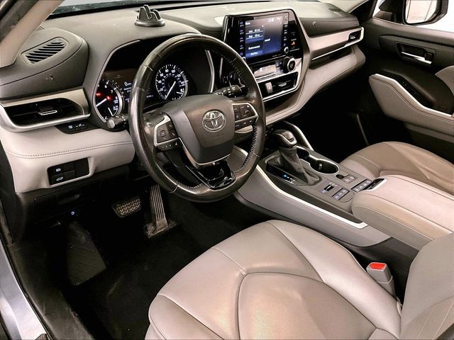 2020 Toyota Highlander XLE Silver at Bob Ruth Ford