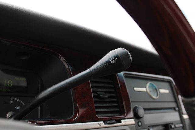 Used 2003 Silver Lincoln Signature image 11