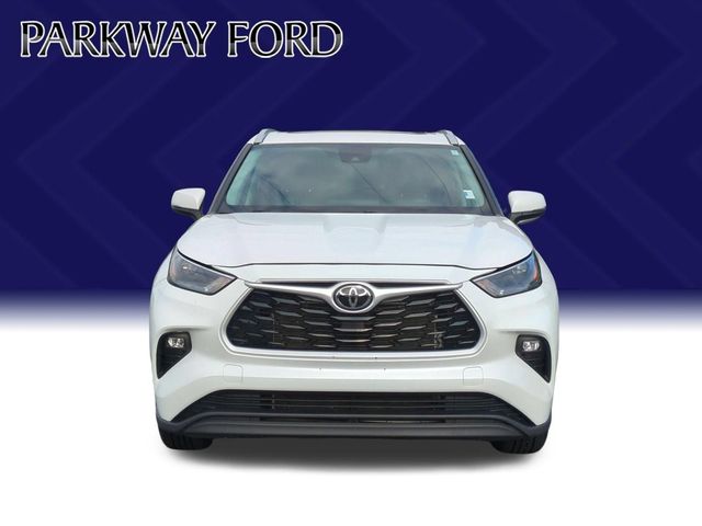 Used 2023 Beige Toyota XLE image 8