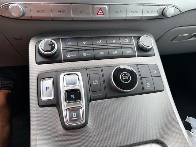 Used 2021 White Hyundai SE image 21