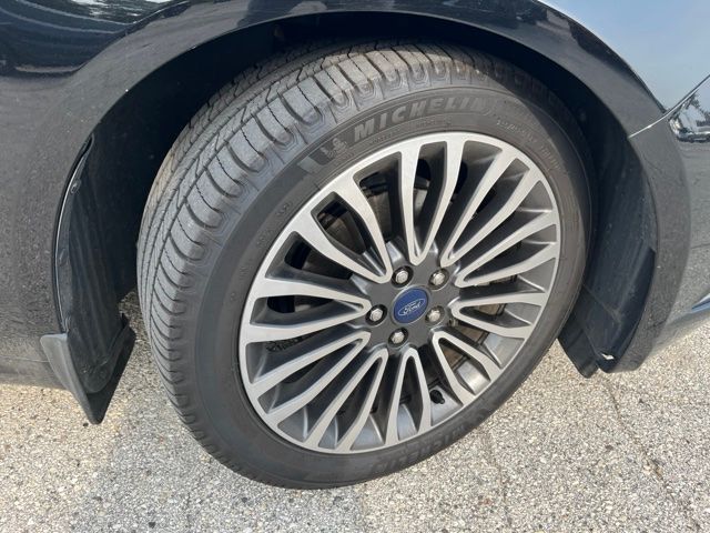 Used 2018 Shadow Black Ford SE image 17