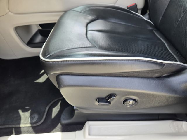 2023 Brilliant Black Crystal Pearlcoat Chrysler Pacifica Limited FWD Van