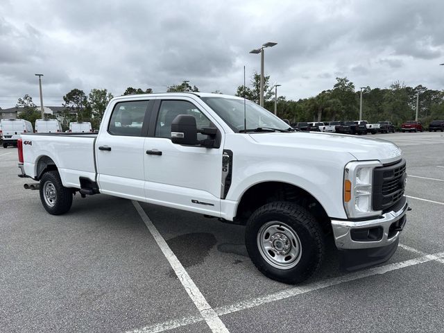 Oxford White 2023 Ford F-250 Super Duty XL Crew Cab 4WD Pickup Truck Four-Wheel Drive Automatic
