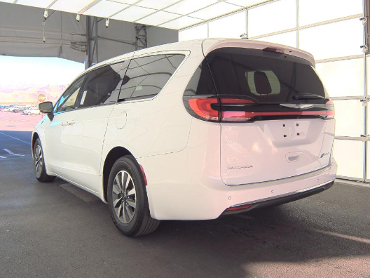 2023 Chrysler Pacifica Hybrid Touring L 5