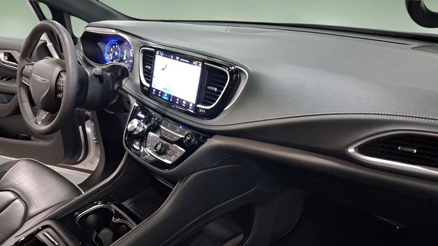 Used 2025 Chrysler Pacifica Van
