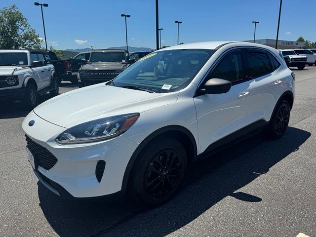 Used 2022 White Ford SE image 3