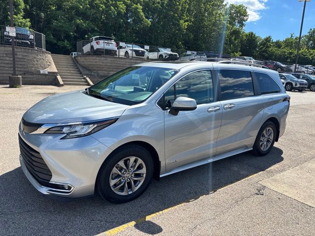 Celestial Silver Metallic 2021 Toyota Sienna XLE 7-Passenger FWD Minivan Front-Wheel Drive Continuously Variable Transmission