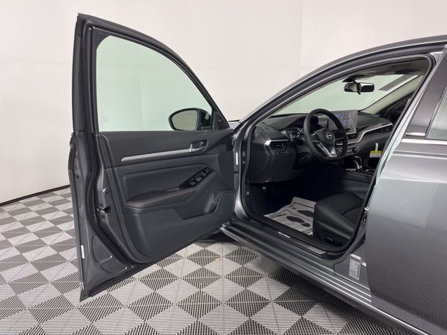 2025 Gun Metallic Nissan Altima 2.5 SR FWD Sedan