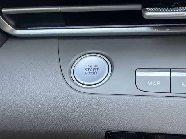 Used 2025 Silver Hyundai SEL Convenience image 27