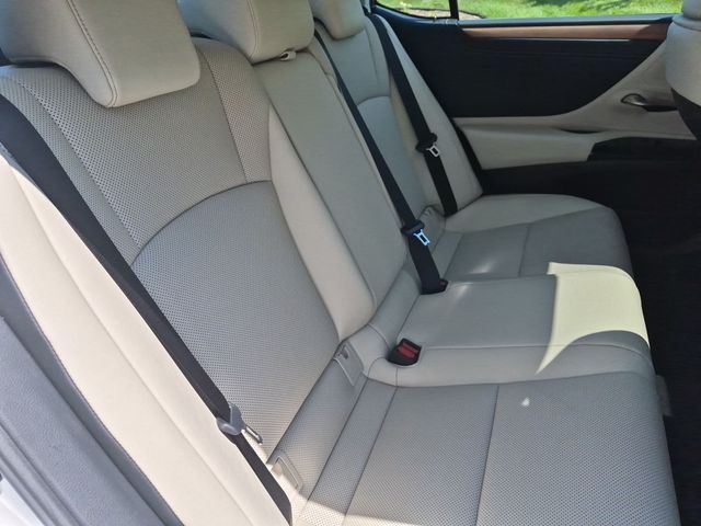 2025 Lexus ES - Image 31