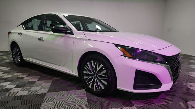 Glacier White 2025 Nissan Altima Sedan Front-Wheel Drive Continuously Variable Transmission