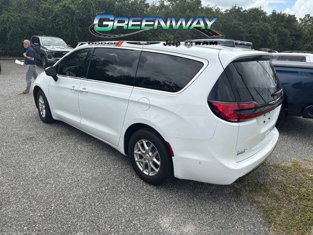 Used 2025 White Chrysler Select image 6