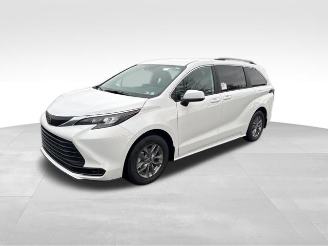 2026 Toyota Sienna LE 8-Passenger AWD