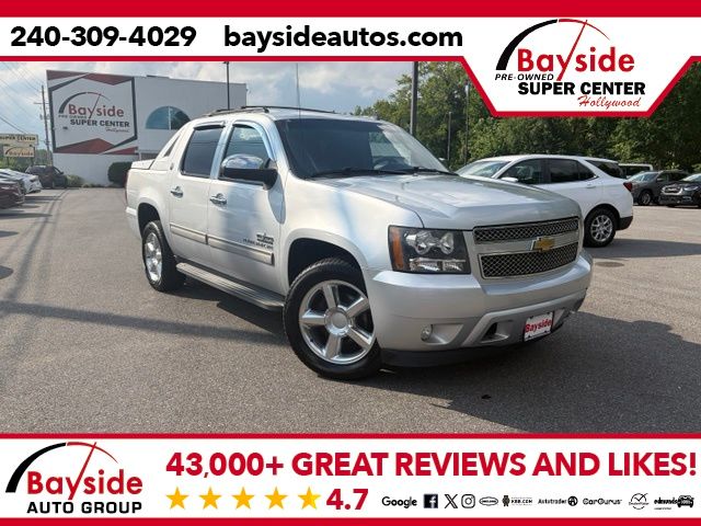 Silver Ice Metallic 2013 Chevrolet Avalanche Pickup Truck 4X2 6-Speed Automatic