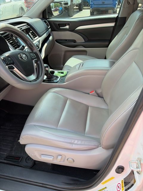 White (Blizzard Pearl) 2019 Toyota Highlander SE FWD SUV / Crossover Front-Wheel Drive 8-Speed Automatic