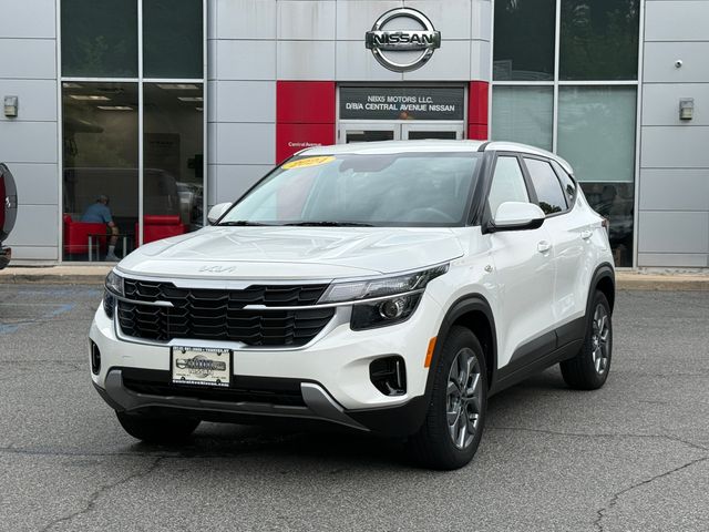 Snow White Pearl 2024 Kia Seltos SUV / Crossover All-Wheel Drive Continuously Variable Transmission