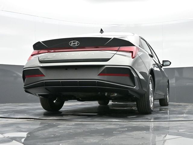 2025 Hyundai Elantra SE 32