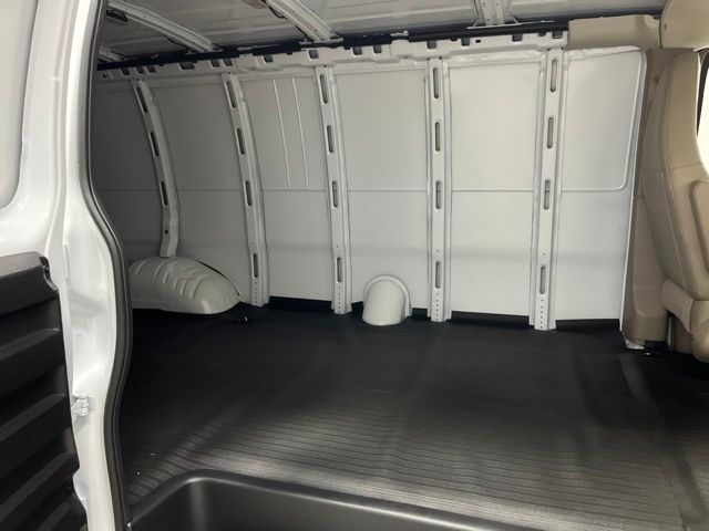 New 2026 Summit White Chevrolet Work Van image 22