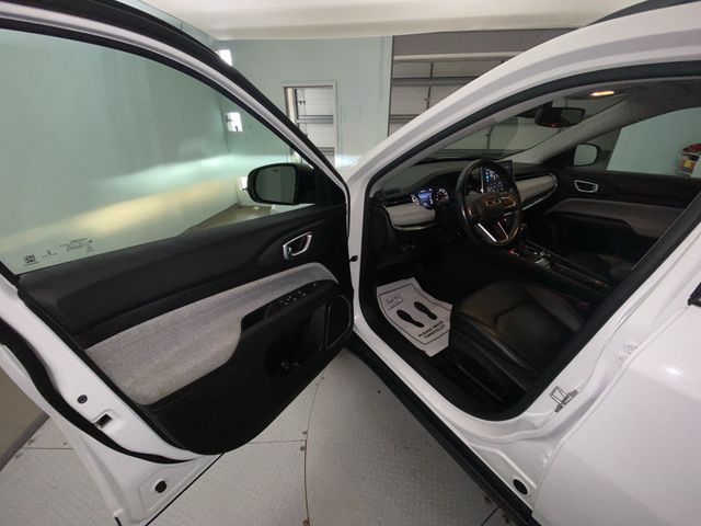 Used 2022 White Jeep Latitude Lux image 11