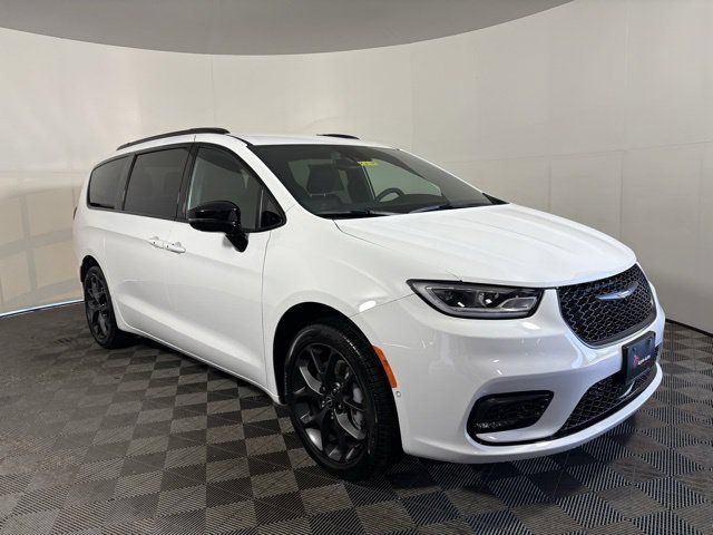 Bright White Clearcoat 2026 Chrysler Pacifica Minivan All-Wheel Drive 9-Speed Automatic