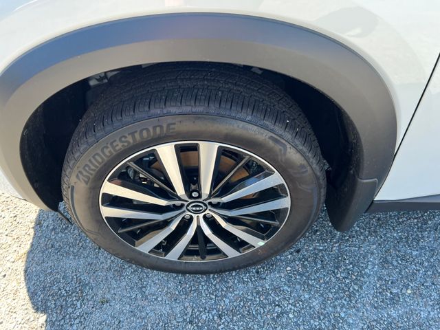 2025 Everest White Pearl Tricoat Nissan Pathfinder Platinum FWD SUV