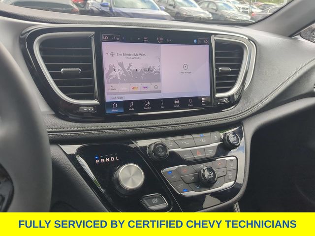 Used 2025 Chrysler Pacifica Van