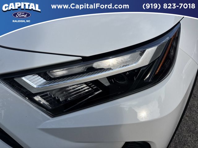 Used 2025 Ice Toyota LE image 11