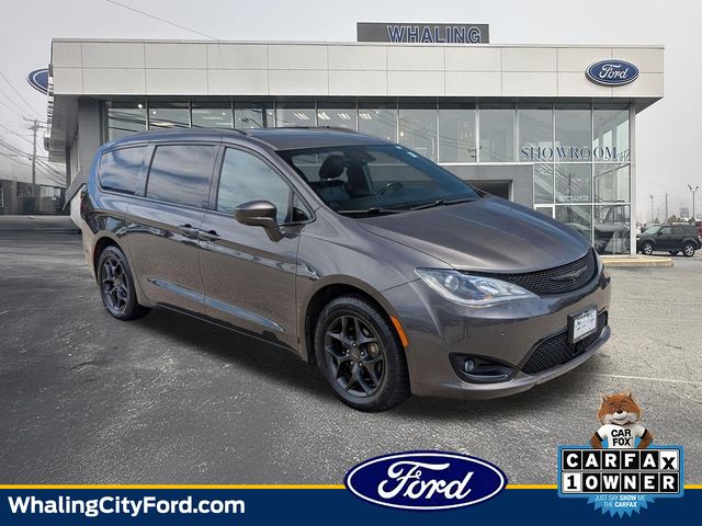 2019 Chrysler Pacifica Touring L's photo