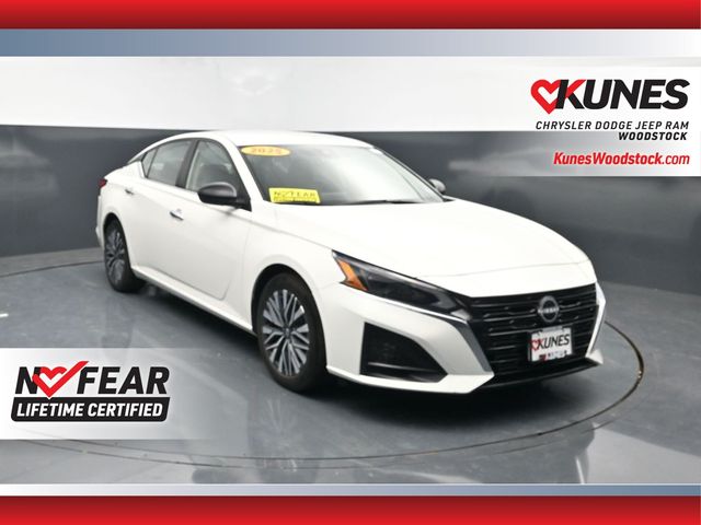 Glacier White 2025 Nissan Altima Sedan Front-Wheel Drive Continuously Variable Transmission