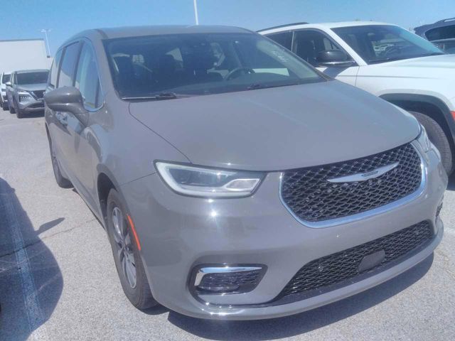 2022 Chrysler Pacifica Hybrid Touring L 2