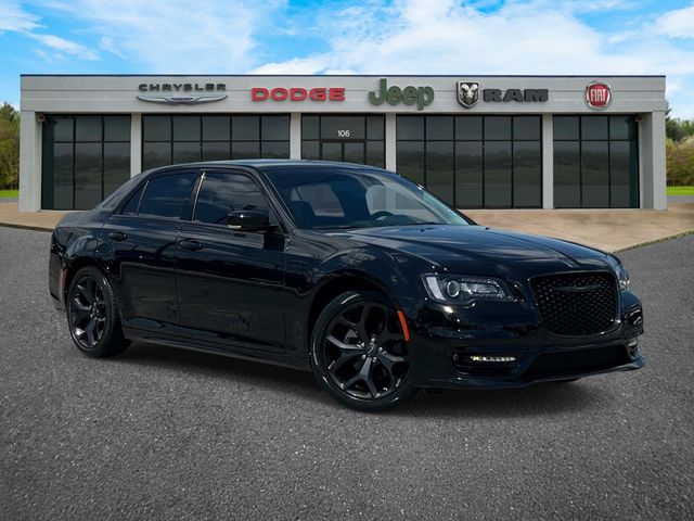 Gloss Black 2022 Chrysler 300 Touring L RWD Sedan Rear-Wheel Drive 8-Speed Automatic