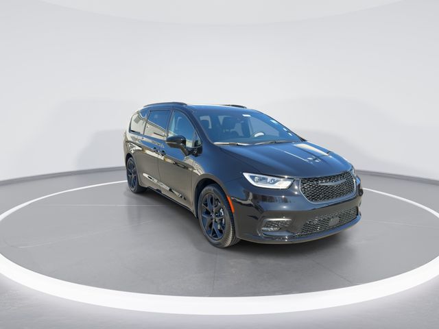 New 2026 Diamond Black Crystal Pearl-Coat Exterior Paint Chrysler Limited image 2