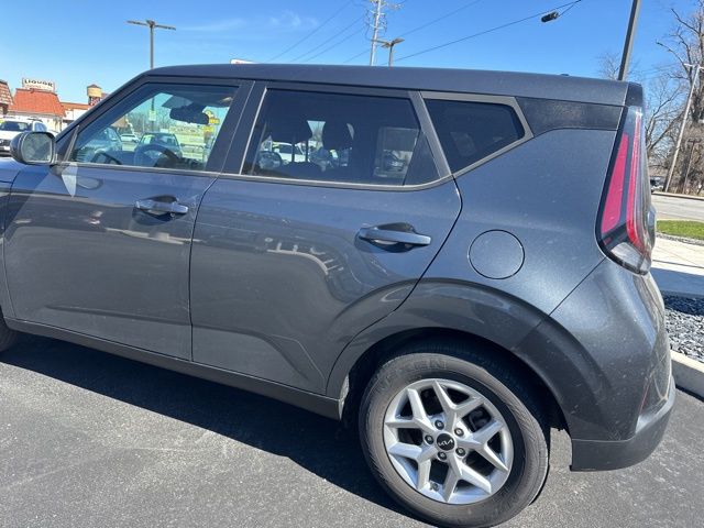 Used 2024  Kia LX image 14