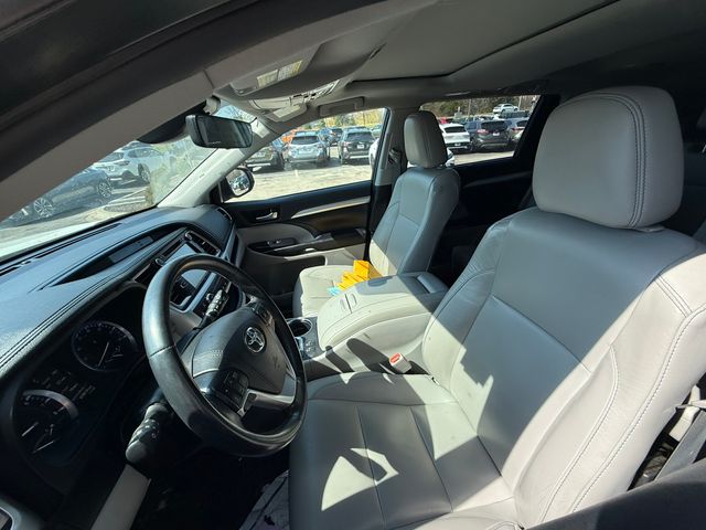 Used 2019  Toyota XLE image 3