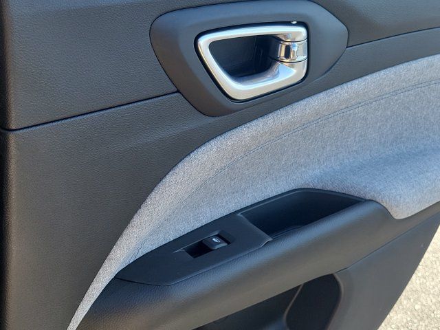 Used 2022 Black Jeep Latitude image 7