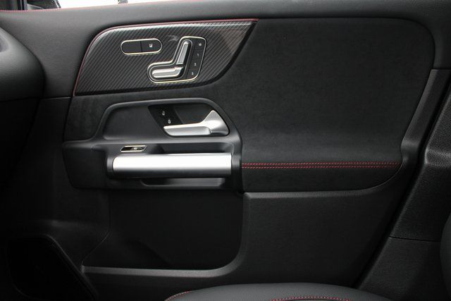 Used 2025  Mercedes-Benz GLA 250 image 32