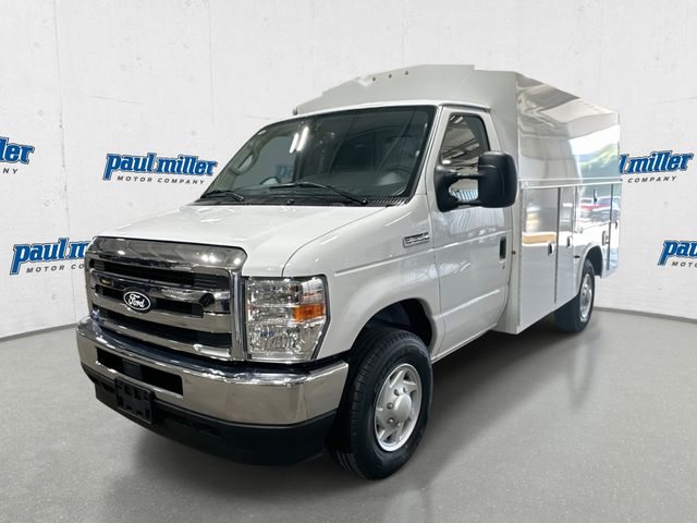 Oxford White 2026 Ford E-Series Chassis Pickup Truck Rear-Wheel Drive 6-Speed Automatic Overdrive