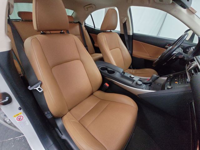 2017 – Lexus – IS