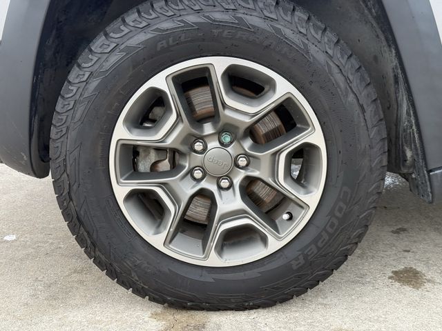 2020 Jeep Cherokee Trailhawk Silver at Victoria Chrysler Dodge Jeep Ram