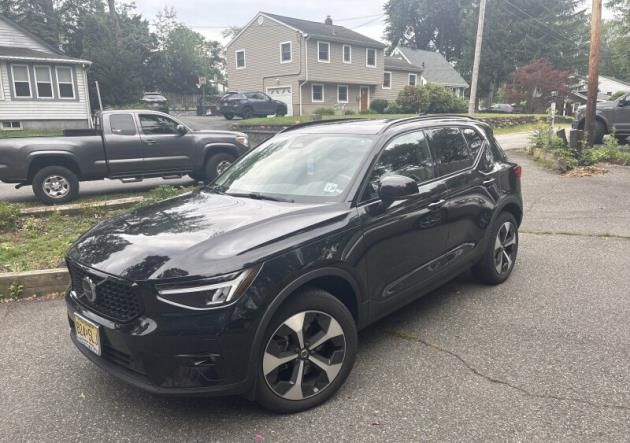 2023 Volvo XC40 B5 Plus Dark Theme