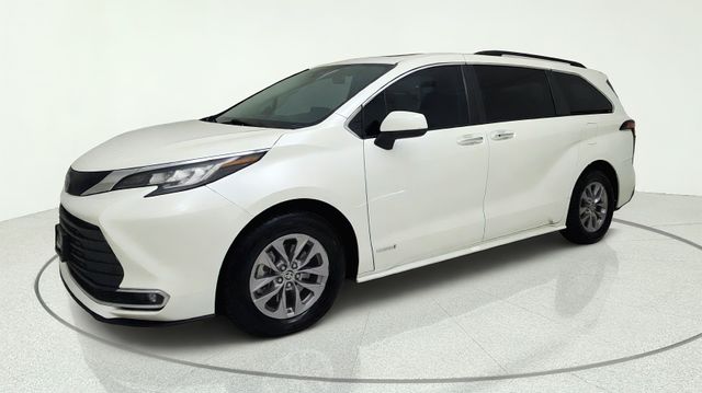 2021 Toyota Sienna XLE White at Community Toyota